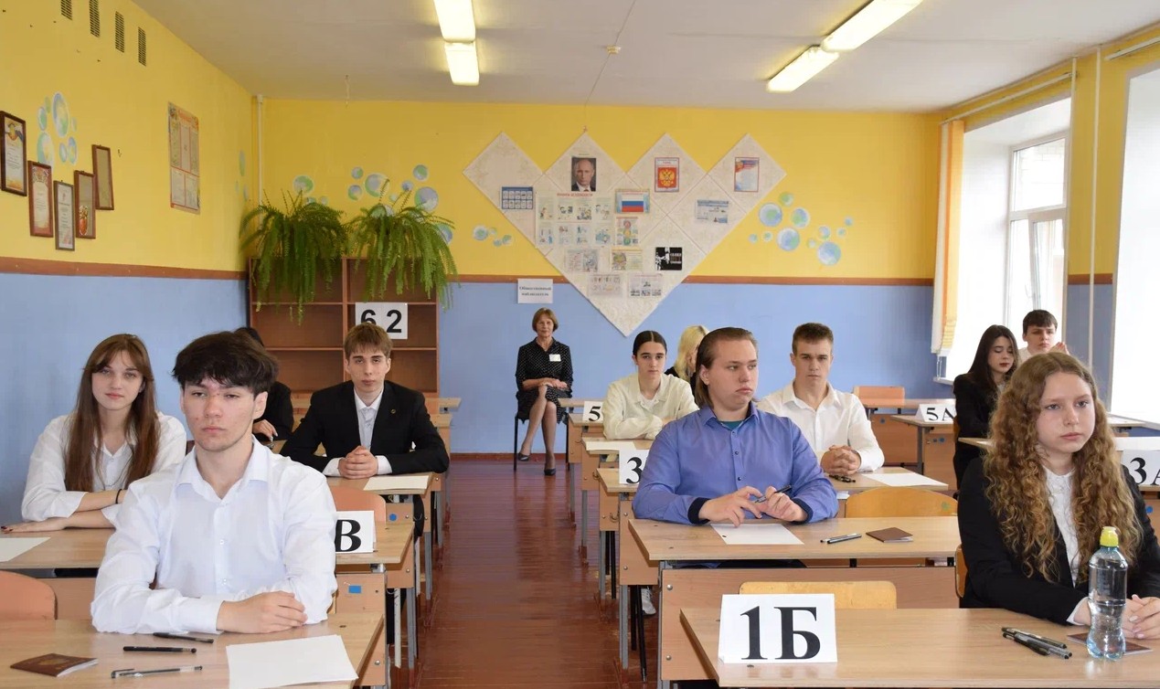 Выпускники школ района сдают ЕГЭ.