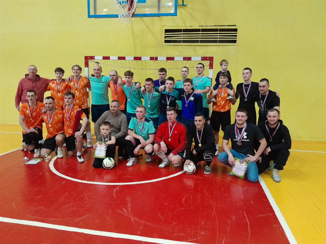 Прошёл Кубок района по мини-футболу среди мужчин, Приняли участие 9 команд 90 чел.