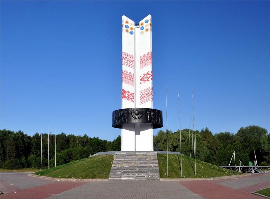 Монумент Дружбы «Три сестры».